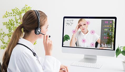 一位戴着耳机看着电脑屏幕的医生